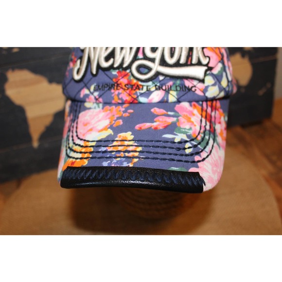 Robin Ruth Floral designed New York Empire State Building hat - Picture 3 of 10